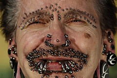 L'homme le plus percé au monde refoulé de Dubaï L'homme le plus percé au monde refoulé de Dubaï